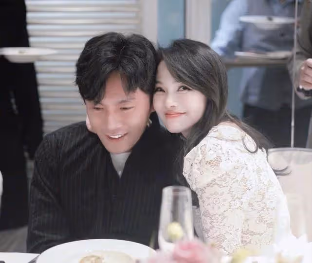 伊能靜「凍齡術」太強大！53歲像35歲，比丈夫還年輕，網友：一年「百萬保養費」不白花