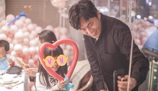 伊能靜「凍齡術」太強大！53歲像35歲，比丈夫還年輕，網友：一年「百萬保養費」不白花
