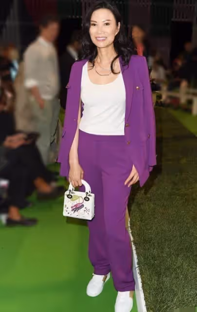 鄧文迪「53歲穿掛脖裙」無懼眼光,小麥膚色美成焦點,網友:自信就是最美的