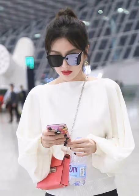 秦嵐「正臉」27歲,「側臉」47歲?網友:再少女的造型也無法挽救!