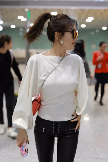 秦嵐「正臉」27歲,「側臉」47歲?網友:再少女的造型也無法挽救!