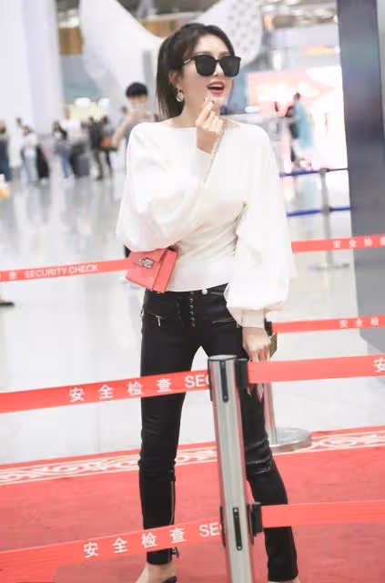 秦嵐「正臉」27歲,「側臉」47歲?網友:再少女的造型也無法挽救!