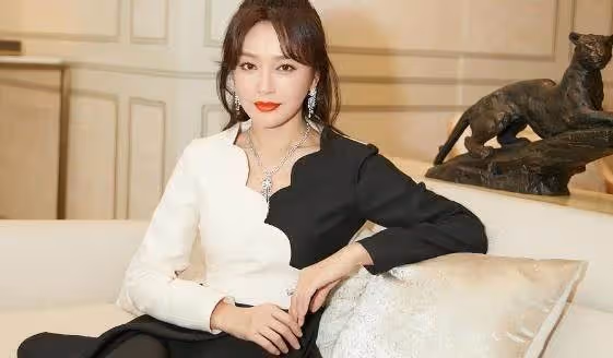 秦嵐「正臉」27歲,「側臉」47歲?網友:再少女的造型也無法挽救!