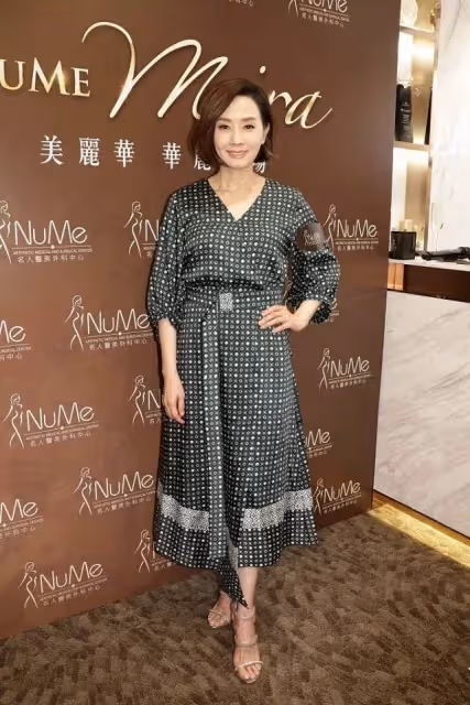 毛舜筠太精緻,62歲「一襲黑裙」腰身纖細高貴動人,網友:不愧是張國榮求過婚的女人