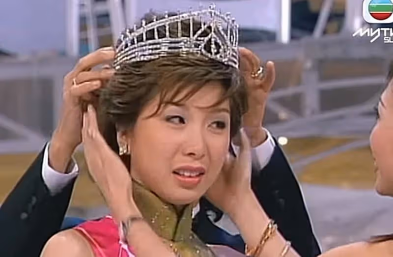 被封為最醜港姐,她淡出演藝圈「翻身成為女強人」身家上億 帶二女兒改嫁「翻版孫耀威」現況美到驚人