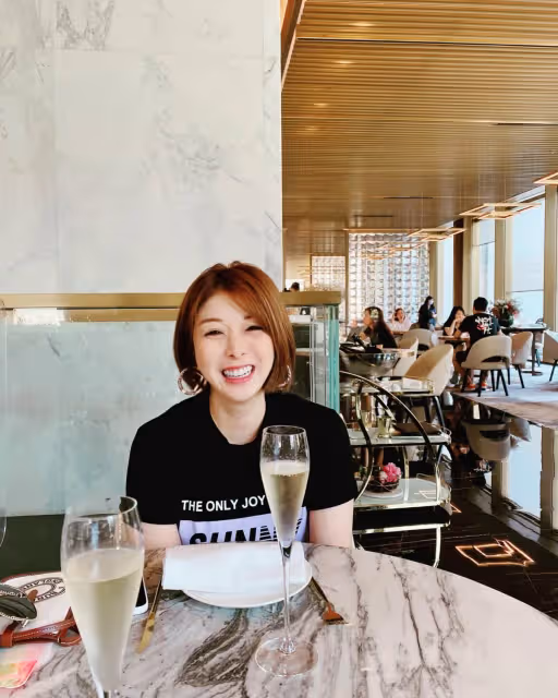 被封為最醜港姐,她淡出演藝圈「翻身成為女強人」身家上億 帶二女兒改嫁「翻版孫耀威」現況美到驚人