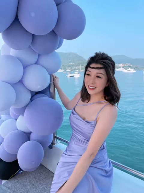 被封為最醜港姐,她淡出演藝圈「翻身成為女強人」身家上億 帶二女兒改嫁「翻版孫耀威」現況美到驚人
