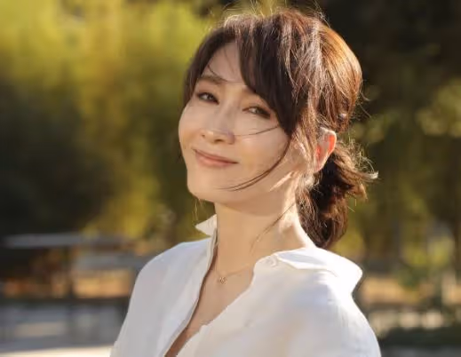突坐輪椅現身!50歲不老女神「爆受傷神情憔悴」仍堅持上工 背影惹心疼「網喊健康更重要」