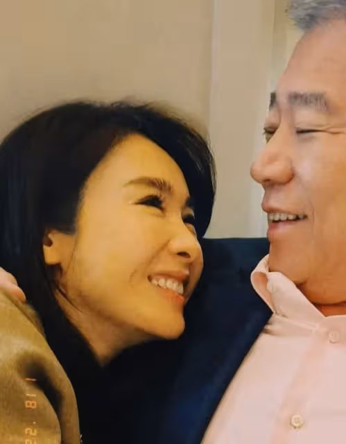 突坐輪椅現身!50歲不老女神「爆受傷神情憔悴」仍堅持上工 背影惹心疼「網喊健康更重要」