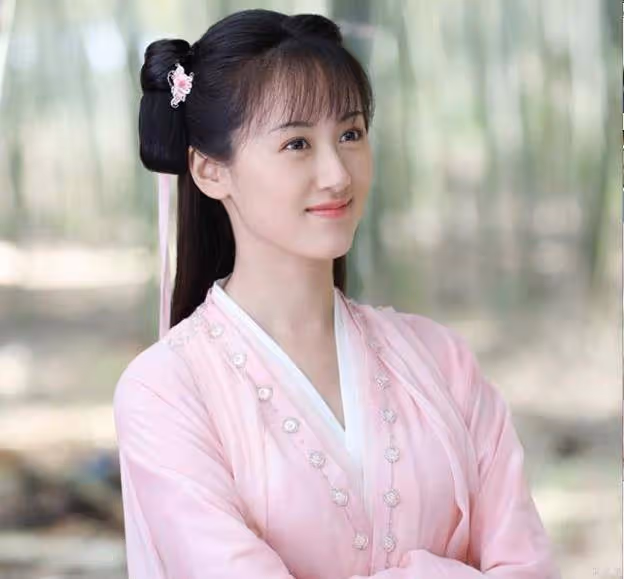 袁冰妍古裝粉衣路透曝光，顏值驚艷不輸璇璣，看到男主：絕了