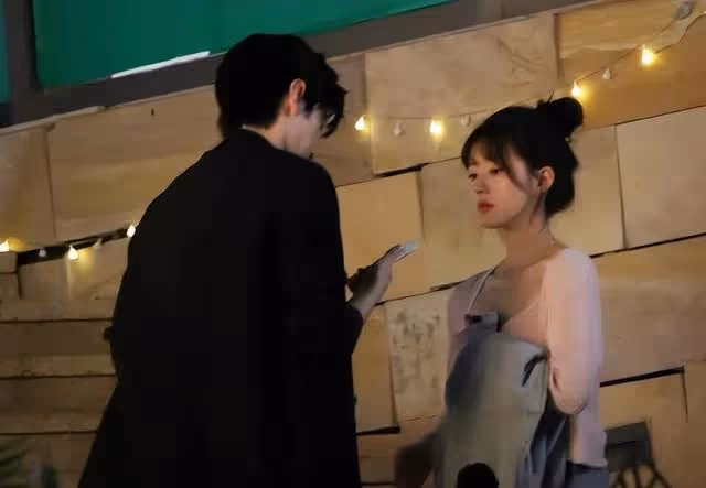 《偷偷藏不住》路透曝光!趙露思狀態能打,與陳哲遠牽手擁抱好甜