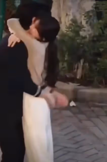 《偷偷藏不住》路透曝光!趙露思狀態能打,與陳哲遠牽手擁抱好甜