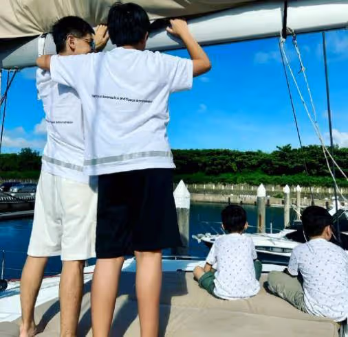 林志穎為13歲的Kimi慶生!右手無力,不能用梳子,父子倆親密而溫馨的擁抱