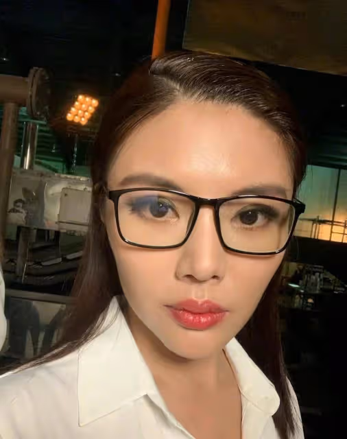 徐冬冬不滿網友稱她丑,曬出自拍稱「五官驚艷」,皮膚粉嫩嫩