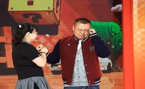 80後草根明星的奮鬥史:父親去世,忍淚登台演出