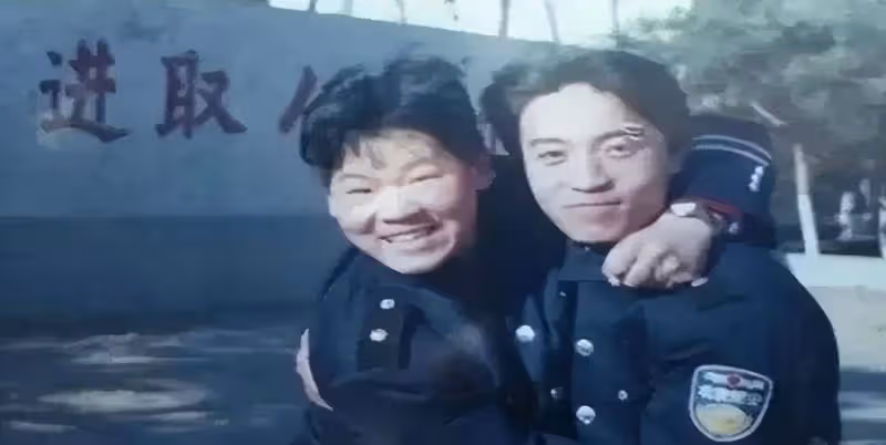80後草根明星的奮鬥史:父親去世,忍淚登台演出