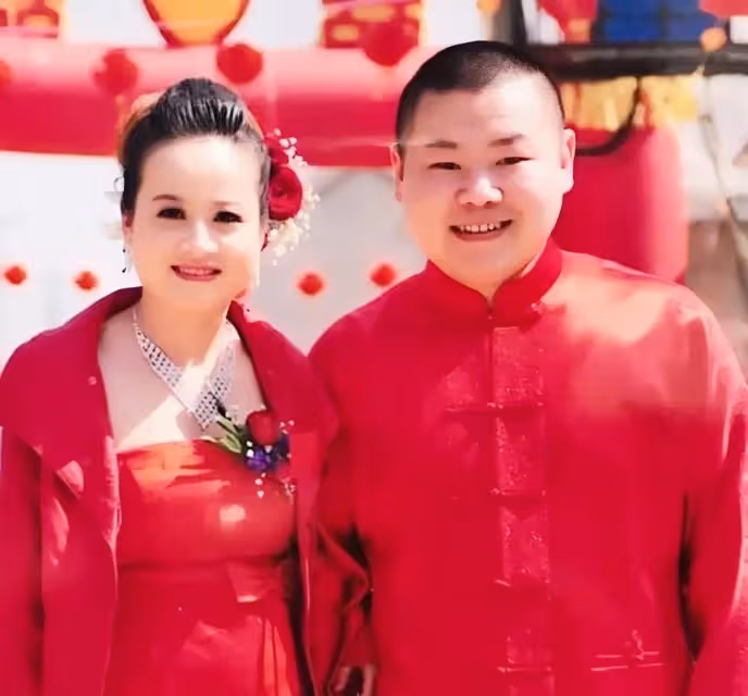 80後草根明星的奮鬥史:父親去世,忍淚登台演出