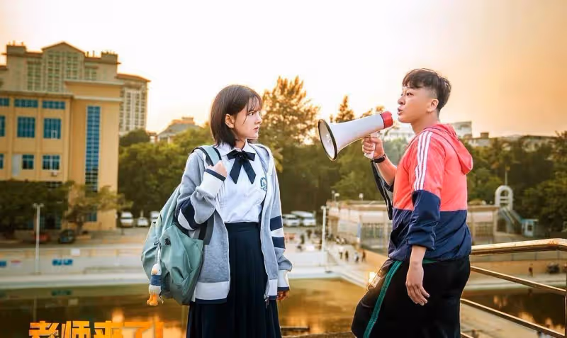《老師來了》上映,女校渣捉弄體育老師,網絡版《摔跤吧爸爸》