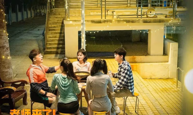 《老師來了》上映,女校渣捉弄體育老師,網絡版《摔跤吧爸爸》