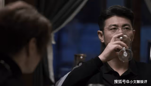 《罰罪》無法生育的趙鵬展,對金錢慾望有多強?答案藏在一個雕塑里