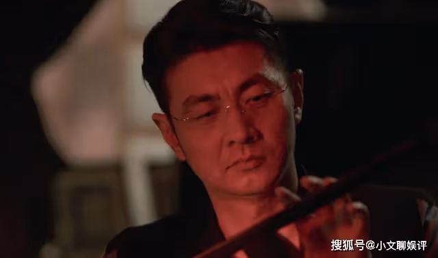 《罰罪》無法生育的趙鵬展,對金錢慾望有多強?答案藏在一個雕塑里