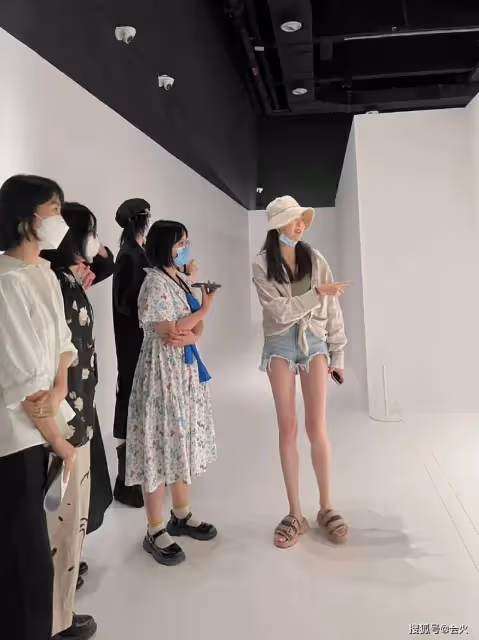 網紅晚晚曬性感照:穿弔帶秀雪肌,後背僅綁3根帶