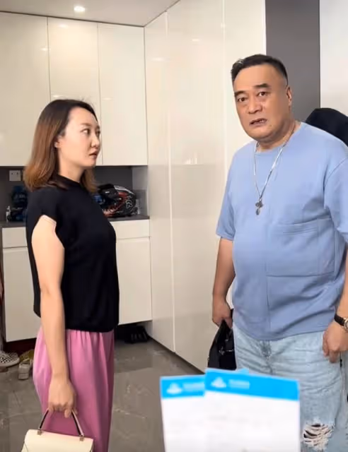 52歲王建新首次帶妻子出鏡!年輕貌美賽明星,夫妻同框被指像父女