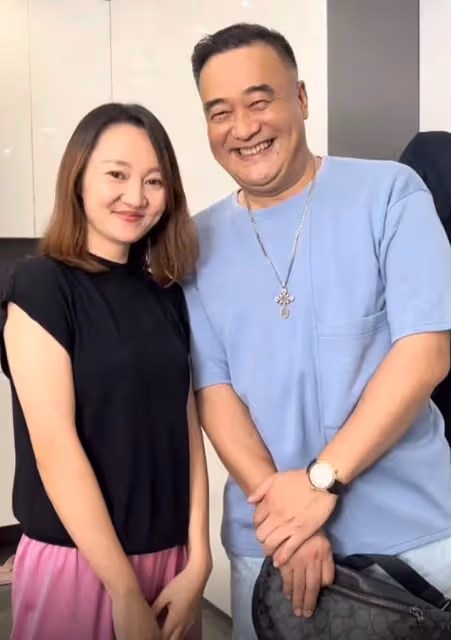 52歲王建新首次帶妻子出鏡!年輕貌美賽明星,夫妻同框被指像父女