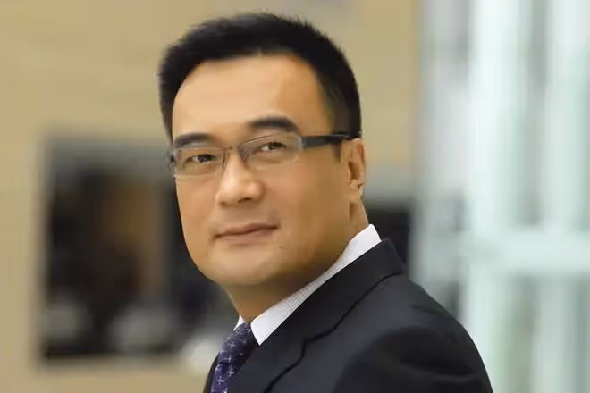 52歲王建新首次帶妻子出鏡!年輕貌美賽明星,夫妻同框被指像父女