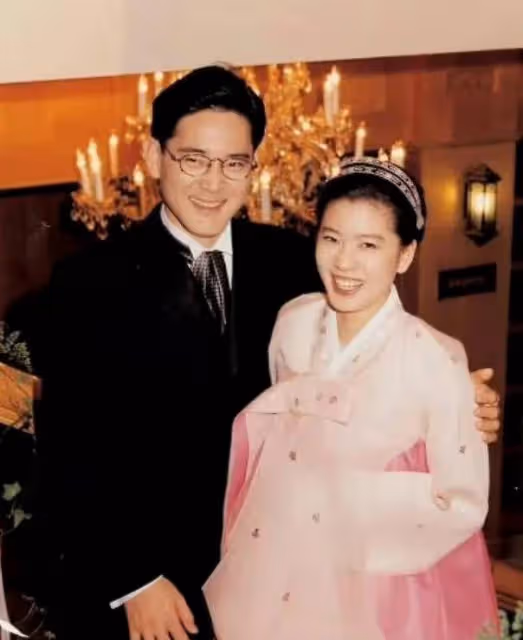 身價千億的前三星太子妃,如今成女財閥又蜜戀男明星,韓劇奔現了!