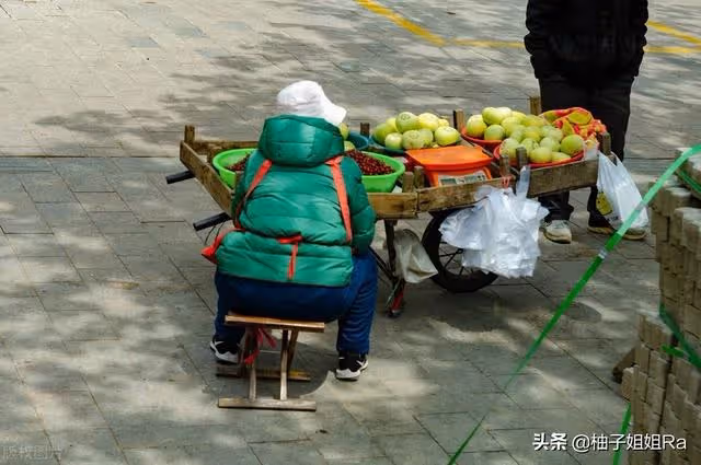 大姑每年都拿水果給我家，可是今年，母親卻生氣的說：丟垃圾桶里
