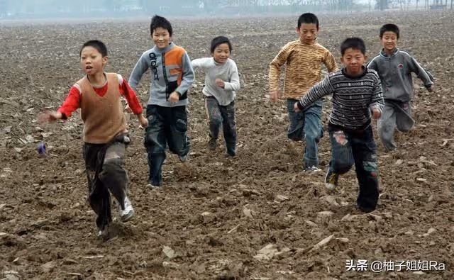 大姑每年都拿水果給我家，可是今年，母親卻生氣的說：丟垃圾桶里