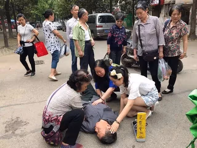 婆婆腦溢血發作，我給小姑子打電話不接，跑到她家發現正在打遊戲