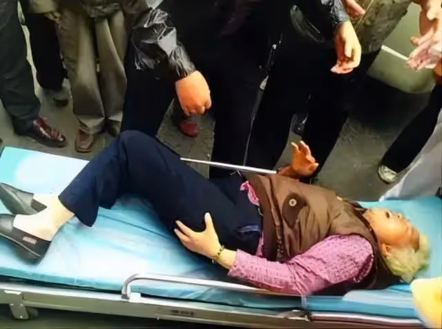 婆婆腦溢血發作，我給小姑子打電話不接，跑到她家發現正在打遊戲