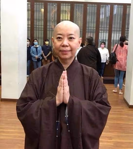 賴冰霞剃度出家8個月後,前夫也追隨腳步「遁入佛門」,2人從夫妻到同門:找到最舒適的狀態