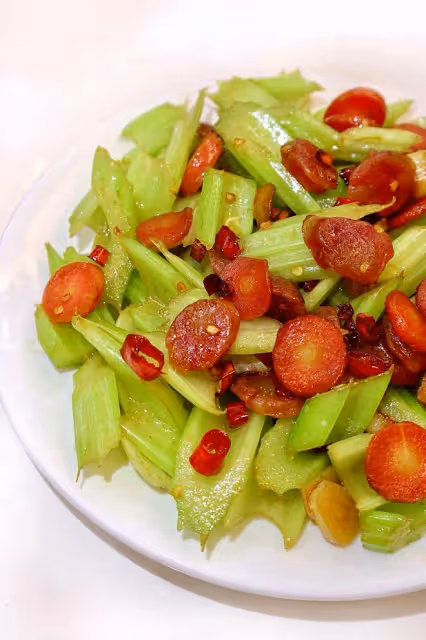 「辣熗芹菜臘腸」老公最喜歡吃的芹菜做法～簡單快速，重點也很下飯！