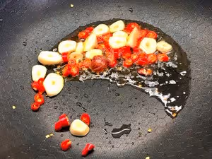 「辣熗芹菜臘腸」老公最喜歡吃的芹菜做法～簡單快速，重點也很下飯！