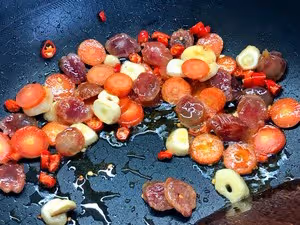 「辣熗芹菜臘腸」老公最喜歡吃的芹菜做法～簡單快速，重點也很下飯！