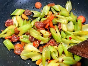 「辣熗芹菜臘腸」老公最喜歡吃的芹菜做法～簡單快速，重點也很下飯！