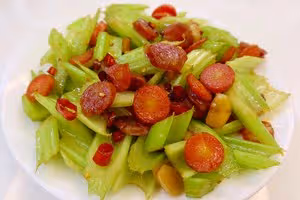 「辣熗芹菜臘腸」老公最喜歡吃的芹菜做法～簡單快速，重點也很下飯！