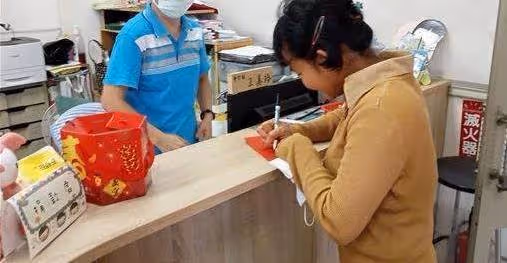 印尼女為「撫養3弟妹」來台打工,省吃儉用做護工3年,臨走前掏「1/3存款」捐台灣慈善,感謝收留:「把愛留在台灣」