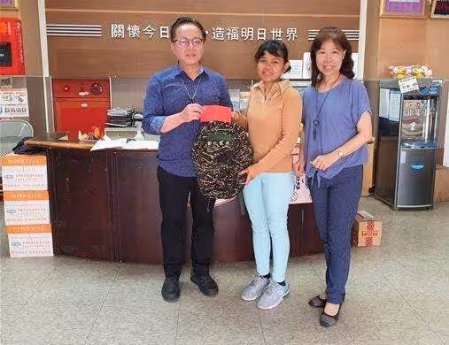 印尼女為「撫養3弟妹」來台打工,省吃儉用做護工3年,臨走前掏「1/3存款」捐台灣慈善,感謝收留:「把愛留在台灣」