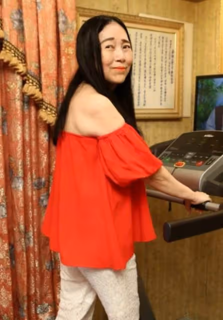 台灣「富婆」許純美,5婚5散,最愛小鮮肉,揚言「40億包養黎明」,最後卻選擇出家