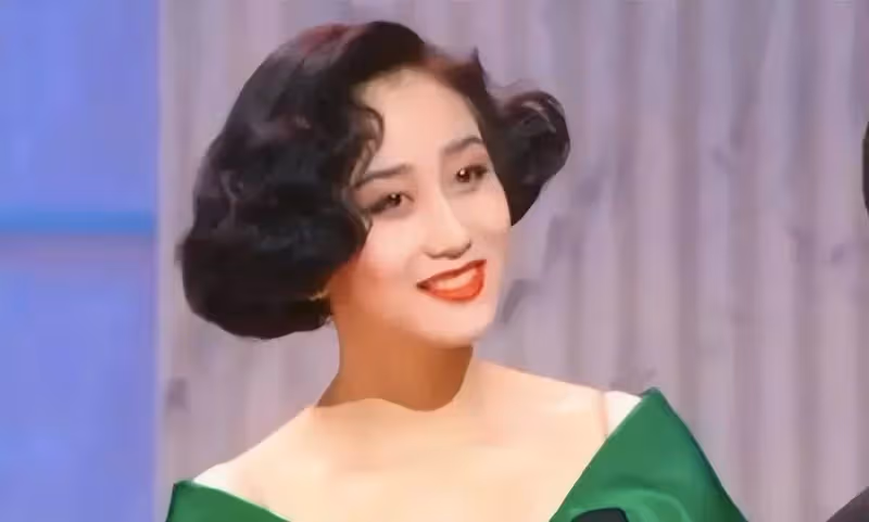 讓賭王一見鐘情,李連杰拋妻棄女送20億財產,利智有何魅力?