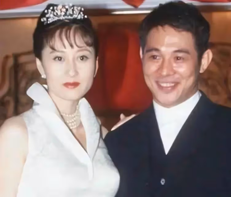 讓賭王一見鐘情,李連杰拋妻棄女送20億財產,利智有何魅力?