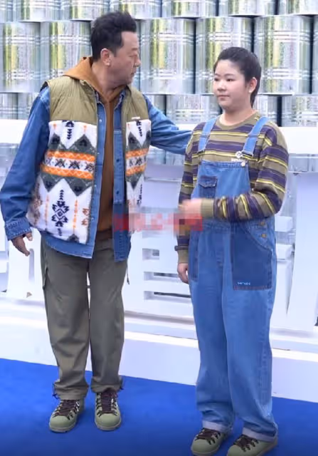 郭濤父女登台走秀!11歲女兒身材高大接近成年人,五官像哥哥石頭