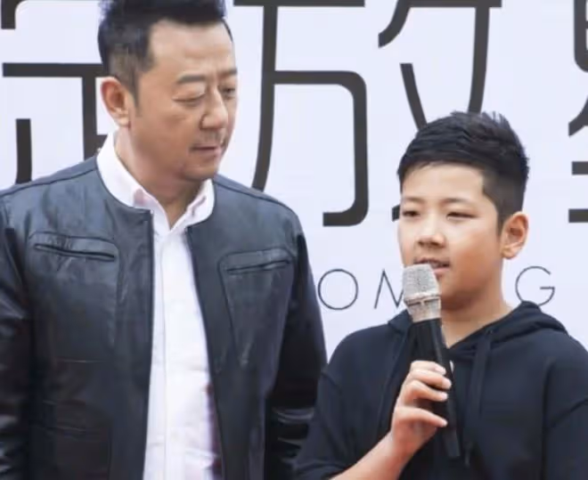 郭濤父女登台走秀!11歲女兒身材高大接近成年人,五官像哥哥石頭