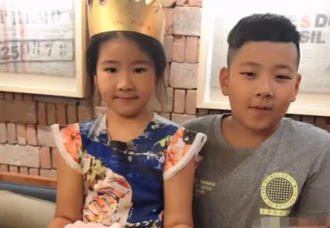 郭濤父女登台走秀!11歲女兒身材高大接近成年人,五官像哥哥石頭