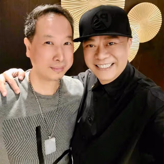 歐陽震華與妻子參加聚會!吃生腌海鮮喝酒太盡興,戴大金表顯闊氣