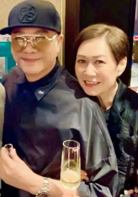 歐陽震華與妻子參加聚會!吃生腌海鮮喝酒太盡興,戴大金表顯闊氣